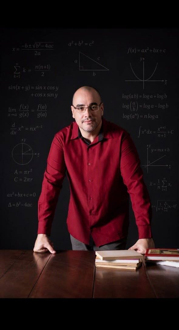 Prof. Thiago Ribeiro em seu ambiente de estudo